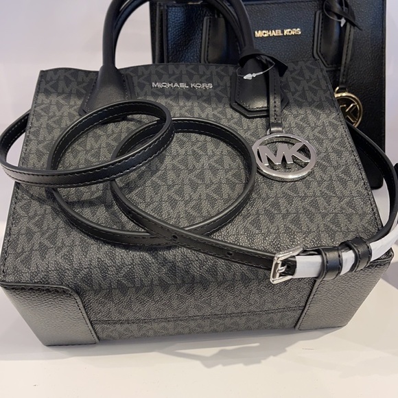 Michael Kors Mercer Medium Pebbled Leather Crossbody Bag - Picture 7 of 16